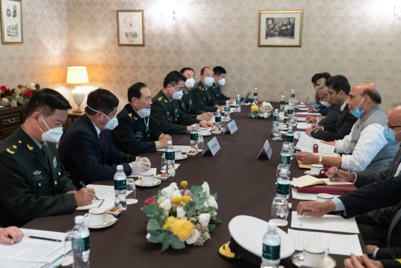 中印两国国防部长在莫斯科举行会晤
